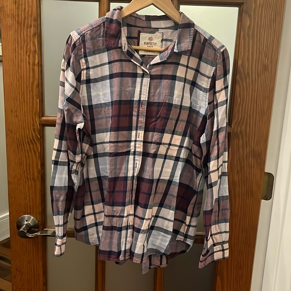 So perfectly soft flannel button down size tags removed but fits Lg/XL
